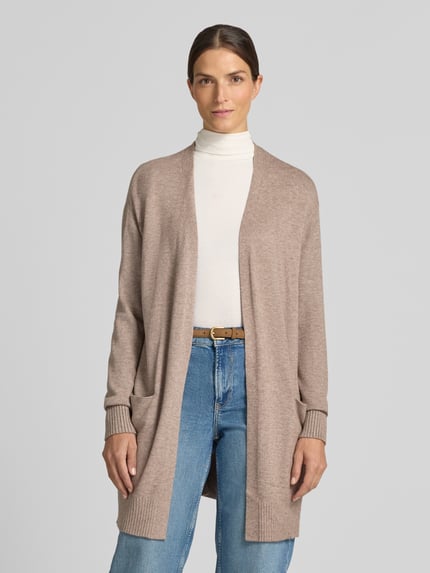 Frauenmodel trägt Relaxed Fit Strickjacke aus Viskose-Mix mit Eingrifftaschen von Christian Berg Woman in Beige, gerippte Abschlüsse, Damen Strickjacke, Ganzkörperansicht von vorne.