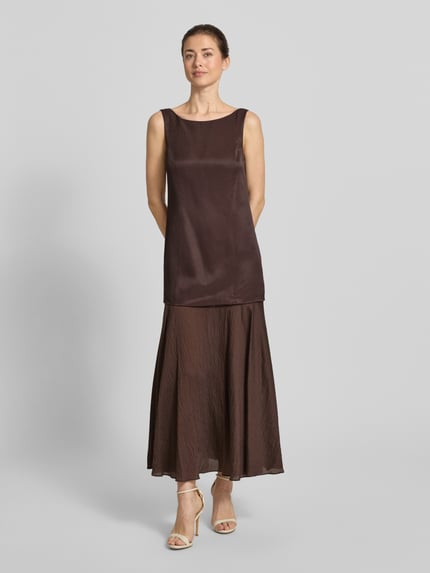 Kobiece modelka nosi Cocktailkleid aus Viskose-Mix mit Rundhalsausschnitt von Jake*s Cocktail, mieszanka wiskozy z lnem, prosty krój, długa sukienka, okrągły dekolt, szerokie ramiączka, wszyty zamek błyskawiczny z boku, długość tyłu w rozmiarze 36: 132 cm, szerokość w rozmiarze 36: 40 cm, jednolity kolor brązowy, gładka góra, dół z fakturą, widok całej sylwetki z przodu.