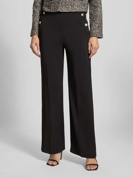 Vrouwenmodel draagt Stoffhose aus Viskose-Mix Modell 'Damai' van B.Young, zwarte wijde broek met knopen, elastische tailleband, vooraanzicht detailopname.