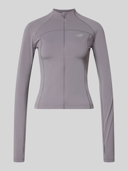 Produktfoto, Funktionsjacke mit Logo Modell 'HARMONY' von New Balance, szary materiał z domieszką stretchu, krój slim fit, stójka, zamek, kontekst: damska funkcjonalna kurtka, długość tyłu w rozmiarze S: 52 cm, szerokość ramion w rozmiarze S: 42 cm, szerokość w biuście w rozmiarze S: 38 cm, długość rękawa w rozmiarze S: 63 cm