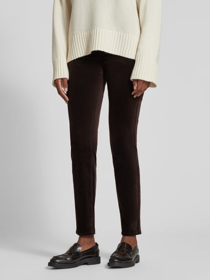 Frauenmodel trägt Slim Fit Hose mit Samtoptik von Marc O'Polo in dunkelbrauner Unifarbe mit Struktur, High Waist, 5-Pocket, Detailnähten, Ganzkörperansicht von vorne.