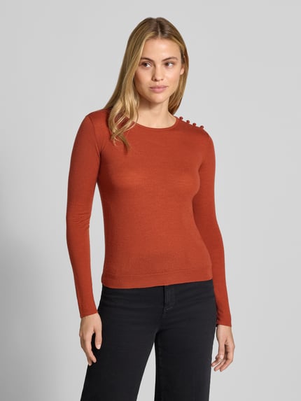 Frauenmodel trägt Regular Fit Strickpullover mit Knopf-Details von Marella, rostrot, Baumwoll-Mix, gerippter Saum, Langarm, Ganzkörperansicht von vorne.