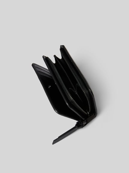 Productfoto, portemonnee uit echt rundleer van Marc Jacobs, zwart, met ritssluiting hoofdvak, logodetail, steekvakken, drukknoopsluiting, afmeting 12x10x3 cm