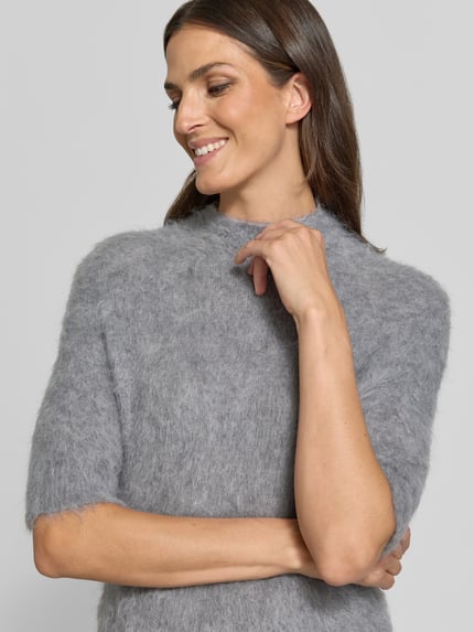 Vrouwenmodel draagt Strickshirt aus Alpaka-Mix met korten opstaande kraag van someday, nauwsluitend model, 1/2-mouwen, ruglengte maat 36: 60 cm, mouwlengte maat 36: 44 cm, effen grijs, zachte textuur, Nahaufnahme bovenlichaam