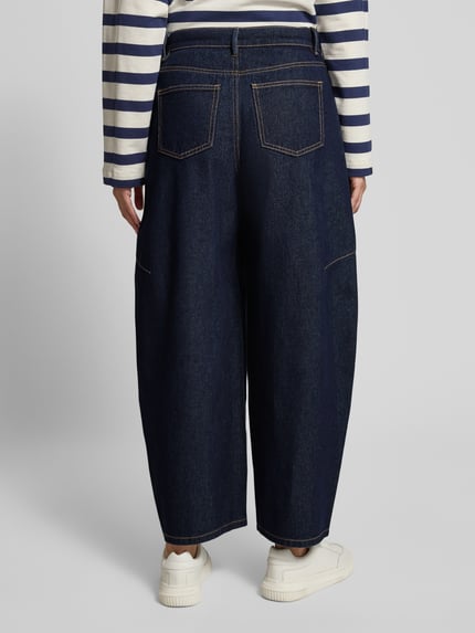 Vrouwenmodel draagt Barrel Jeans uit katoenmix model 'KAITLIN' van Vero Moda, donkerblauw melange, 5-pocket, denim, volledige achterkant.