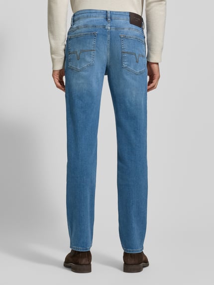 Männermodel trägt Jeansy z 5 kieszeniami Modell 'Mitch' od JOOP! Jeans, mieszanka bawełny, krój slim fit, widok całej sylwetki z tyłu.