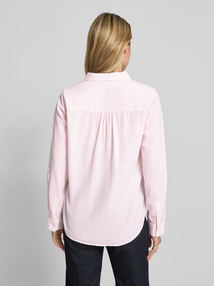 Frauenmodel trägt Regular Fit Hemdbluse aus reiner Baumwolle von Tom Tailor in zartem Rosa, strukturierte Oberfläche, Ganzkörperansicht Rückansicht, Damen Hemdbluse von Tom Tailor.