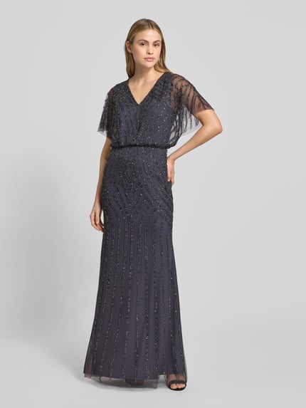 Frauenmodel trägt Abendkleid mit Perlenbesatz und V-Ausschnitt von Christian Berg Cocktail, Gerader-Schnitt, Maxikleid, Ganzkörperansicht von vorne. Rückenlänge bei Größe 36: 152 cm, Brustweite: 48 cm, Ärmellänge: 29 cm.