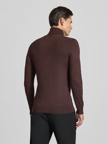 Männermodel trägt Slim Fit Rollkragenpullover aus Viskose-Mix mit Rippbündchen von MCNEAL, braun, Rückansicht, Ganzkörperansicht Rückansicht.
