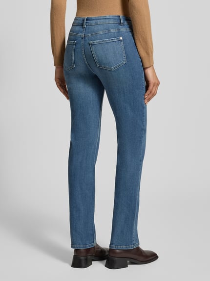 Frauenmodel trägt Straight Fit Jeans aus Viskose mit Eingrifftaschen von Christian Berg Woman, blaue Denim-Optik, Ganzkörperansicht Rückansicht. Kontext: Damen Jeans, reine Viskose, Straight Fit, Knopf- und Reißverschluss, Eingrifftaschen, Bundweite Größe 36/32: 38 cm, Innenbeinlänge 78 cm.