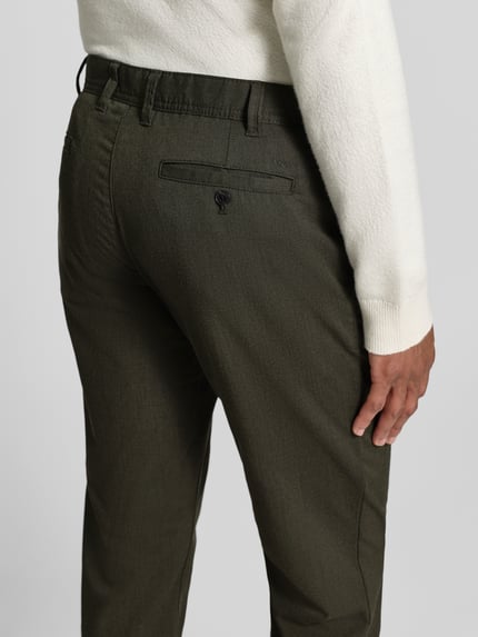 Männermodel trägt Slim Fit Stoffhose mit Viskose-Anteil von MCNEAL in Dunkelgrün, Gesäßtaschen, Elastischer-Material-Mix, Detailaufnahme Rückansicht. Kontext: Herren Stoffhose, Slim Fit, Eingrifftaschen, Knopf- und Reißverschluss, Bundweite 45 cm, Innenbeinlänge 82 cm.