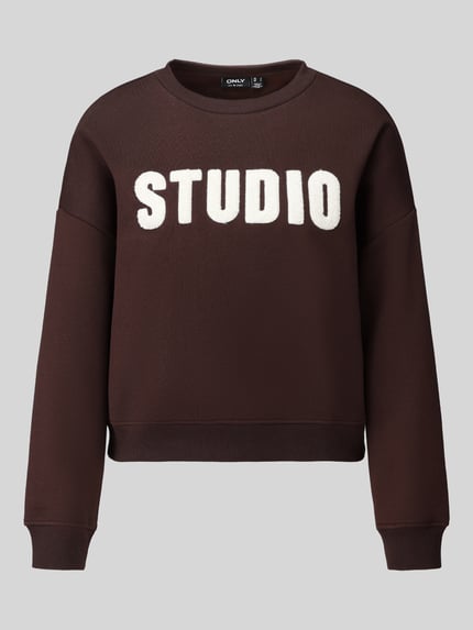 Produktfoto, dunkelbraunes Loose Fit Sweatshirt aus Baumwoll-Mix Modell 'SWEAT' von ONLY mit weißem STUDIO Schriftzug, Damen Pullover von ONLY.
