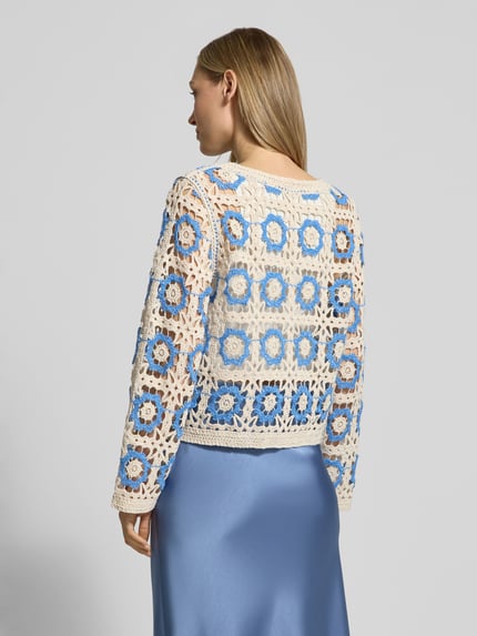 Frauenmodel trägt Strickjacke in Häkel-Optik Modell 'YASCITOVA' von YAS aus Reine Baumwolle mit Gerader-Schnitt, Rückansicht Ganzkörperansicht.