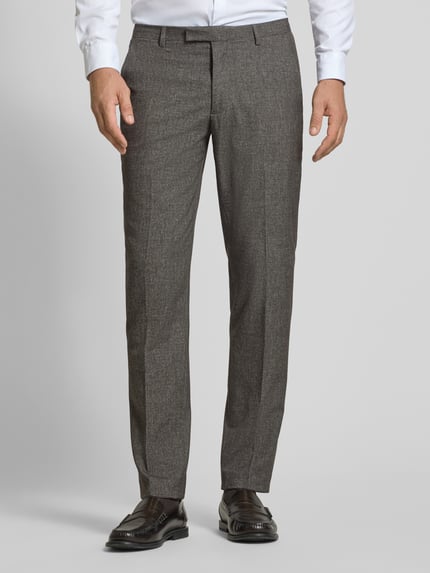 Männermodel trägt Slim Fit Hose mit Viskose-Anteil von MCNEAL in Grau, elastischer Material-Mix, Bügelfalten, Nahaufnahme Vorderansicht.