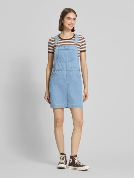 Kobiece modelka nosi A-Linie Jeanskleid aus Baumwoll-Mix Modell 'NELLI' von Only, jasnoniebieski denim, mini, bez rękawów, kieszenie, bawełniany twill, Ganzkörperansicht von vorne