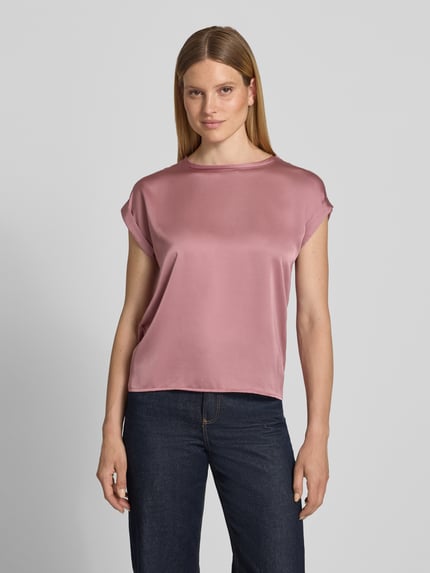 Frauenmodel trägt T-Shirt aus Satin mit Rundhalsausschnitt Modell 'ELLETTE' von VILA in Rosa, Regular-Fit, glatte Satin-Haptik, Ärmel mit Aufschlag, Damen T-Shirt, Rückenlänge 58 cm bei Größe 36, Ganzkörperansicht von vorne.