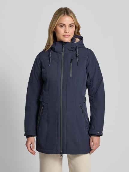 Frauenmodel trägt Jacke mit Ärmelriegeln Modell 'GW61' von G.I.G.A. DX in Dunkelblau mit Kapuze und Reißverschlusstaschen, Ganzkörperansicht von vorne. Rückenlänge 83 cm, Schulterbreite 38 cm, Brustweite 52 cm, Ärmellänge 61 cm, Regular Fit.