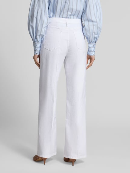 Frauenmodel trägt Wide Leg Jeans aus Baumwoll-Mix von s.Oliver RED LABEL, efekt: jednolity kolor, krój wide fit, wysoki stan, aplikacja: guzik z logo, szlufki na pasek, zapięcie na guzik i zakryty zamek błyskawiczny, 5 kieszeni, wykończenie materiału: denim, mieszanka bawełny; Ganzkörperansicht Rückansicht