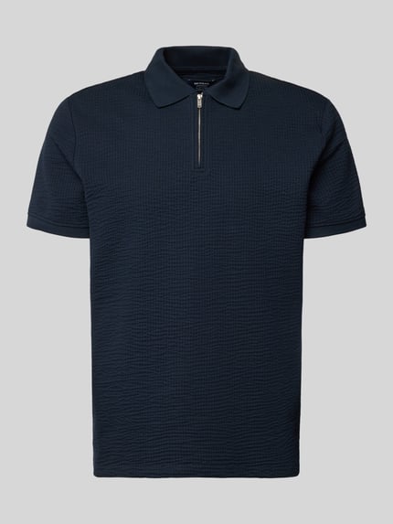 Produktfoto, Regular Fit Poloshirt mit Strukturmuster von MCNEAL in Dunkelblau aus elastischem Baumwoll-Mix mit Reißverschluss, Kurzärmelig, Rückenlänge 70 cm in Größe M.