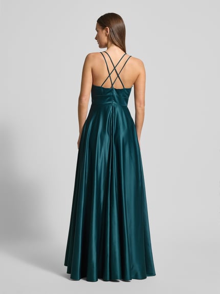 Frauenmodel trägt Abendkleid mit gekreuzten Spaghettiträgern von Jake*s Cocktail in Taillierter Schnitt, Maxilänge, Unifarbenes-Design, Rückenlänge 154 cm, Brustweite 57 cm, Ganzkörperansicht Rückansicht.