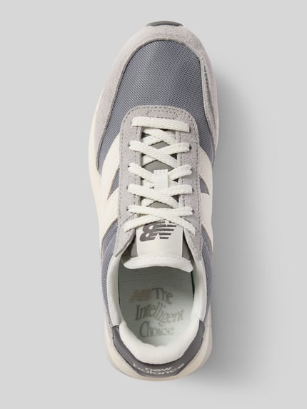 Produktfoto, Sneaker mit Label-Detail Modell 'U370AH' von New Balance in Grau mit abgerundeter Form, Schnürung, strukturierte Sohle, Absatzhöhe 5 cm, Schafthöhe 7 cm, Schaftweite 7 cm.