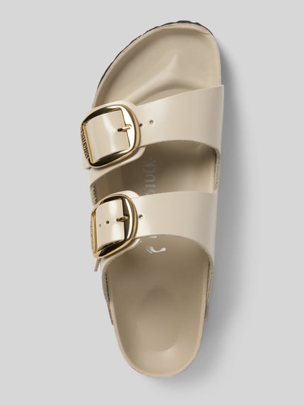 Produktfoto, Hausschuhe aus echtem Leder Modell 'Arizona' von Birkenstock in Beige mit abgerundeter Passform, Zierschnallen, Absatzhöhe 3 cm, Schaftweite 7 cm, matte Oberfläche, natürliche Struktur