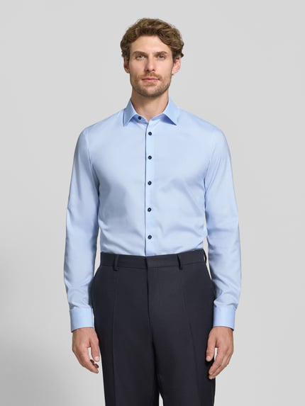Männermodel trägt Super Slim Fit Businesshemd aus Baumwoll-Mix von OLYMP No. Six in Hellblau, glatte Textur, Ganzkörperansicht von vorne.