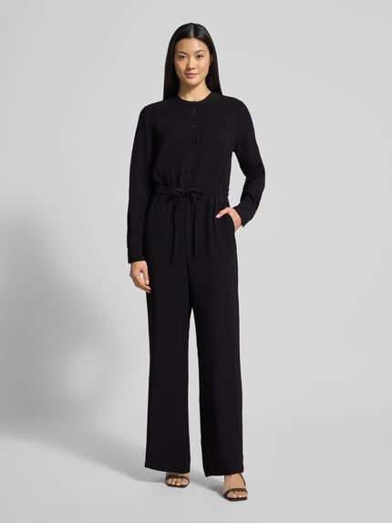 Frauenmodel trägt Overall mit Rundhalsausschnitt Modell 'Lina' von GUIDO MARIA KRETSCHMER WOMAN in Schwarz, gerade Passform, Ganzkörperansicht von vorne.