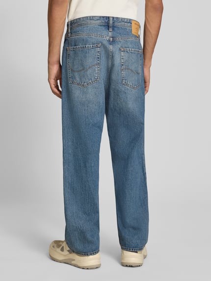Męski model nosi Straight Fit Jeans aus reiner Baumwolle Modell 'ALEX' od JACK & JONES, niebieski denim, 5 kieszeni, szerokość w rozmiarze 32/32: 39 cm, długość wewnętrzna nogawki: 73 cm, widok całej sylwetki z tyłu.