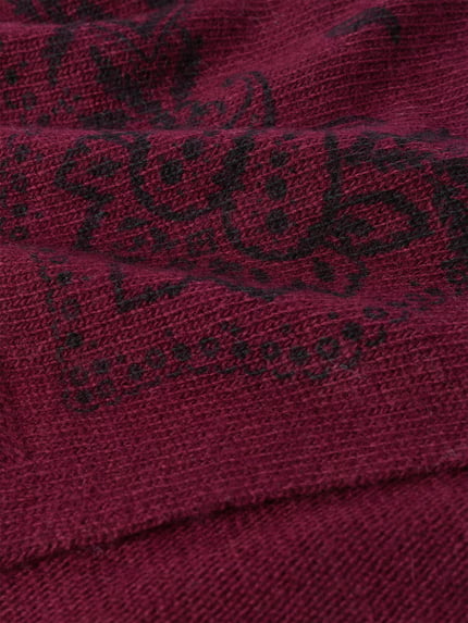 Produktfoto, Tuch aus Baumwoll-Mix mit Kaschmir-Anteil Modell 'Adelina' von Neo Noir, weinrote Strick-Optik, schwarzer Paisley-Print, Detailaufnahme