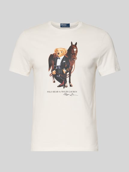 Produktfoto, T-Shirt mit Label-Print und Rundhalsausschnitt von Polo Ralph Lauren, cremefarben, reine Baumwolle, Regular-Fit, Rückenlänge 66 cm in Größe M, Label-Print mit Bär und Pferd auf der Vorderseite, glatte Textur