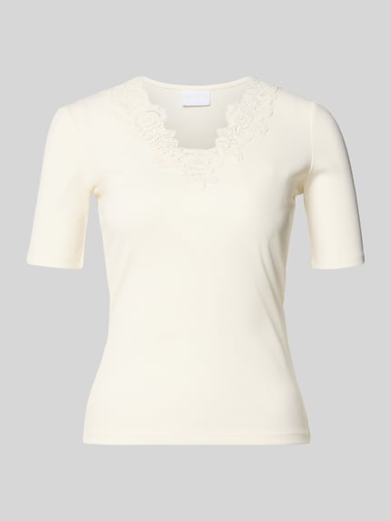Produktfoto, T-Shirt in Ripp-Optik mit Spitzenbesatz von Jake*s Collection, cremefarben, Slim Fit, V-Ausschnitt, Rückenlänge 56 cm, Größe S