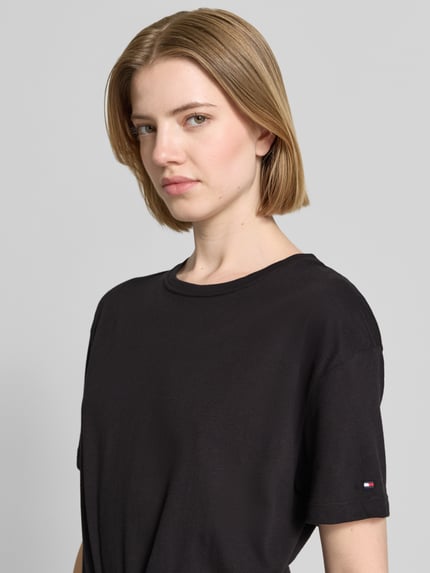 Vrouwenmodel draagt Relaxed Fit vrijetijdsjurk uit puur katoen van Tommy Hilfiger, look: effen, ronde hals, korte mouw, jersey materiaal, nahaufnahme bovenlichaam.
