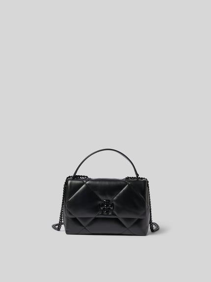 Produktfoto, Shoulder Bag in Stepp-Optik von Tory Burch, czarna torba na ramię z efektem pikowania, detal z logo, zapięcie na magnes, łańcuszkowy pasek na ramię, główna przegroda z klapką, szerokość w rozmiarze 1: 23 cm, długość w rozmiarze 1: 16 cm, głębokość w rozmiarze 1: 8 cm