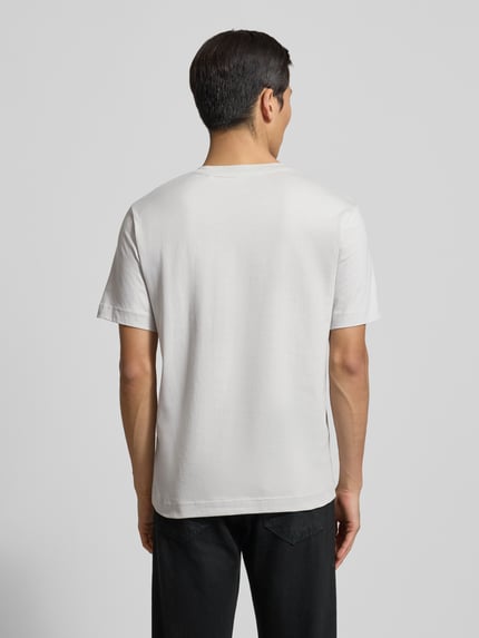 Męski model nosi Regular Fit T-Shirt aus reiner Baumwolle od Marc O'Polo, biała jednolita bawełna, jersey, krótki rękaw, widok z tyłu.