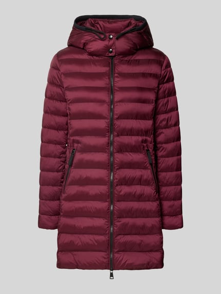 Produktfoto, Steppjacke mit Zweiwege-Reißverschluss von FUCHS SCHMITT in Burgunderrot, schmal gesteppt, Kapuze, sichtbare Reißverschlusstaschen, Damenmodell, glänzende Textur