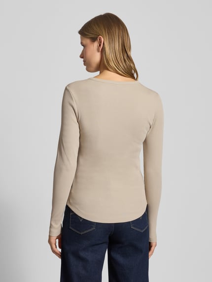 Frauenmodel trägt Slim Fit Longsleeve mit Rundhalsausschnitt und Knopfleiste von G-Star Raw, beige, Baumwoll-Elasthan-Mix, Ganzkörperansicht Rückansicht.