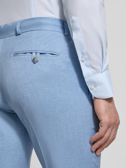 Männermodel trägt Hose mit Bügelfalten und Schnürung Modell 'SpartaFlex' von Zuitable, Material-Mix mit Viskose-Anteil, Nahaufnahme Rückansicht.