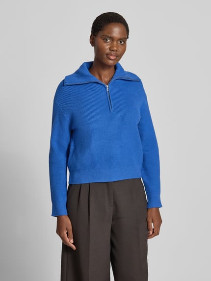 Frauenmodel trägt blauen Troyer aus Viskose-Mix mit gerippten Abschlüssen Modell 'RIZON' von MANGO, Regular Fit, Frontansicht, Ganzkörperansicht von vorne.
