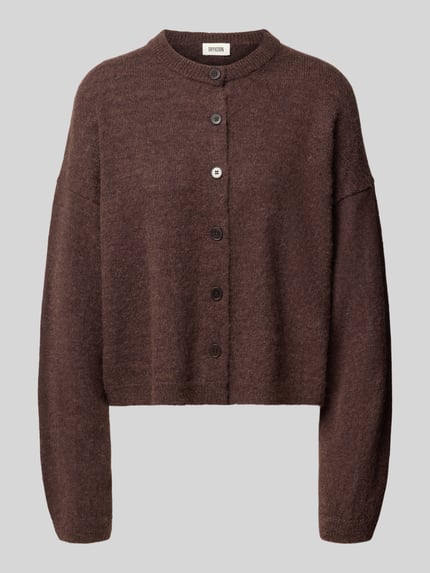 Produktfoto, brauner Cardigan aus Alpaka-Mix Modell 'MARWENI' von DRYKORN mit Knopfleiste, Rundhalsausschnitt, relaxter Passform, grober Wolltextur