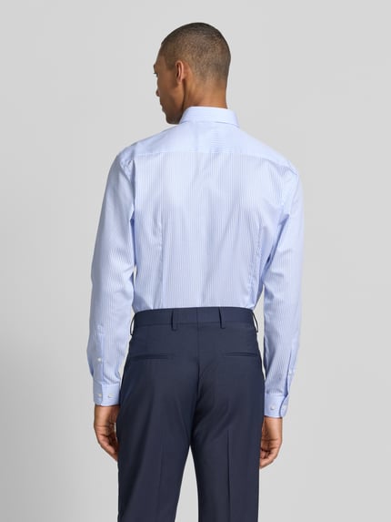 Männermodel trägt Slim Fit Business-Hemd mit Kentkragen von Jake*s, jasnoniebieskie paski, bawełna, sportowe mankiety, zaokrąglony dół, wydłużony tył, szerokość w rozmiarze 39/40: 47 cm, długość tyłu 78 cm, długość rękawów 66 cm, koszula biznesowa, krój slim fit, Ganzkörperansicht Rückansicht.