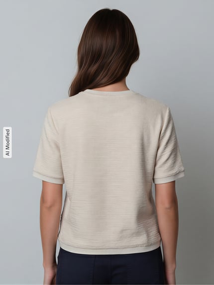 Frauenmodel trägt T-Shirt in Frotte-Optik mit Rundhalsausschnitt von Jake*s Collection in hellbeige, Material-Mix, Boxy Fit, Rückenansicht.