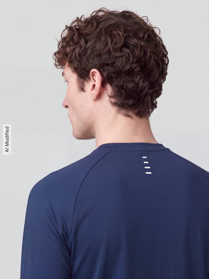 Mannelijk model draagt Regular Fit Sport-shirt met lange mouwen met logodetail van Nike Training in marineblauw, rugaanzicht, KI-modificeerd beeld.