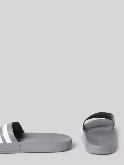 adidas Sportswear Klapki z napisem z logo Średnioszary 2