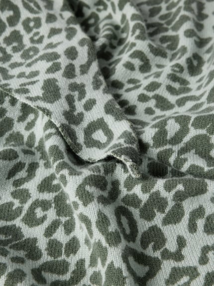 Productfoto, zachte groene en beige kleuren, driehoekige vorm, dierenprint, fijne kasjmiertextuur, Kaschmirtuch aus reinem Kaschmir van Lala Berlin, damesaccessoire, strick-look, logodetail, breedte 150 cm, lengte 209 cm