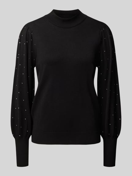 Produktfoto, schwarzer Strickpullover mit Ziersteinbesatz von FREE/QUENT, taillierte Passform, Stehkragen, Ballonärmel, gerippte Abschlüsse