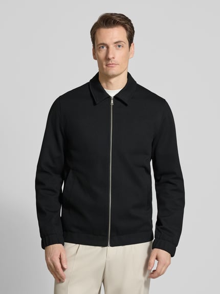 Männermodel trägt Jacke mit Umlegekragen und Reißverschluss von Lindbergh, Material-Mix mit Viskose-Anteil, Regular-Fit, Ganzkörperansicht von vorne.