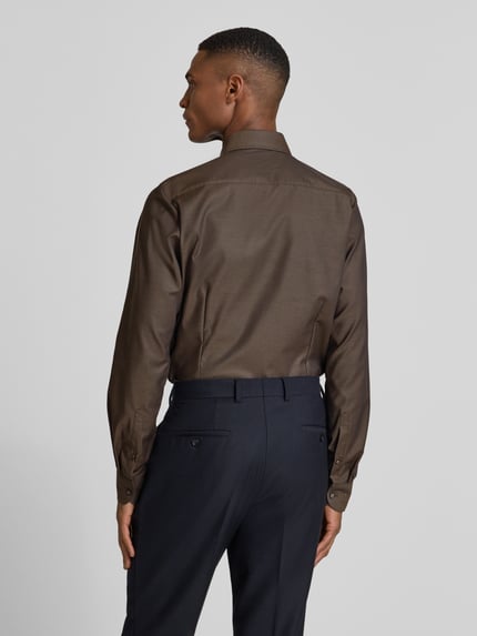 Männermodel trägt Slim Fit Businesshemd aus Baumwolle mit Kentkragen von OLYMP Level Five, Rückenansicht, ganzkörpernah fotografiert. Baumwoll-Elasthan-Mix, Knopfleiste, Rückenlänge 81 cm, Schulterbreite 44 cm, Ärmellänge 67 cm.