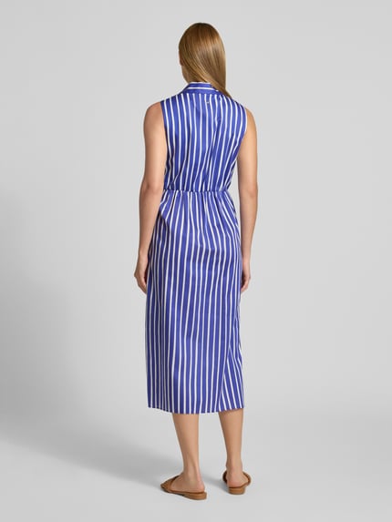Frauenmodel trägt Midikleid in Wickel-Optik von Marc Cain aus reiner Baumwolle mit blau-weißen Streifen, Ganzkörperansicht Rückansicht.