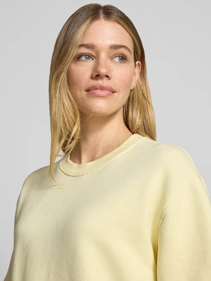 Vrouwenmodel draagt sweatshirt met 1/2-mouw en ronde hals van Rich & Royal, mix van biologisch katoen met stretch, loose fit, nahaufnahme bovenlichaam.